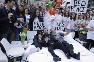 Yoko Ono: Bono und Jeff Bridges ersetzen John Lennon beim "Bed-In"