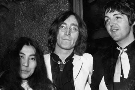 Yoko Ono, John Lennon und Paul McCartney (r.) im Jahr 1968 in London