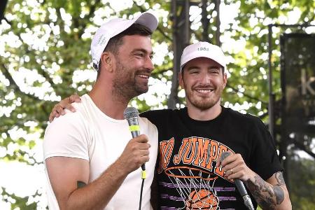 Marteria (l.) und Casper bei ihrem Spontankonzert in Köln