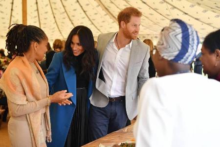 Herzogin Meghan, ihre Mutter Doria Ragland und Prinz Harry feiern die Macher von 