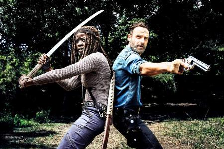 Michonne (l.) und Rick kämpfen sich bei 