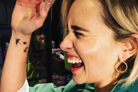 Schauspielerin Emilia Clarke freut sich über ihr Tattoo Schauspielerin Emilia Clarke freut sich über ihr Tattoo