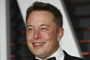 Elon Musk kifft live vor der Kamera