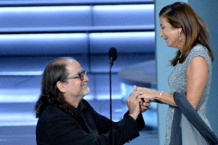 Glenn Weiss fällt auf der Emmy-Bühne vor Jan Svendsen auf die Knie