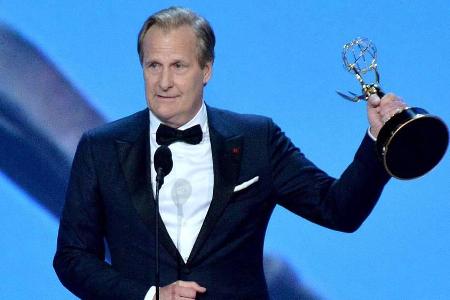 Jeff Daniels beweist bei den Emmys: Sein gebrochenes Handgelenk ist gut geheilt Jeff Daniels beweist bei den Emmys: Sein gebrochenes Handgelenk ist gut geheilt
