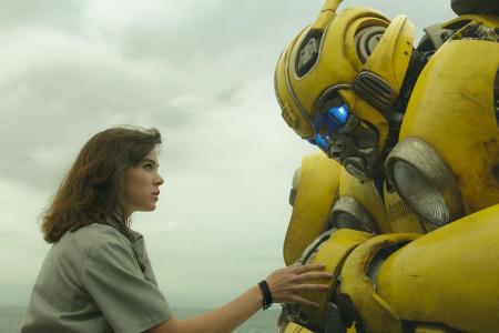 Charlie (Hailee Steinfeld) steht Bumblebee bei