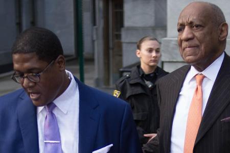 Bill Cosby und sein Sprecher Andrew Wyatt vor einem Gerichtstermin im April