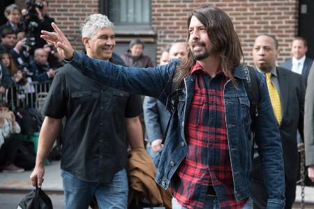 Dave Grohl (im Vordergrund) und Bandkollege Pat Smear in New York