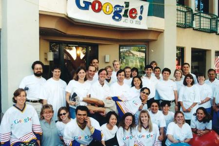 Ein frühes Google-Teamfoto vor dem damaligen Büro in Palo Alto