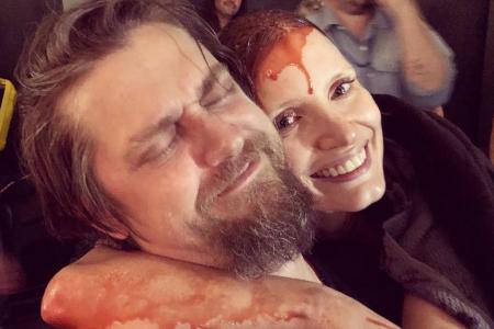 Andy Muschietti bekommt eine Umarmung von Jessica Chastain Andy Muschietti bekommt eine Umarmung von Jessica Chastain