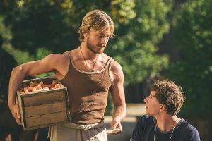 "Kruso": Kruso (Albrecht Schuch) und Ed (Jonathan Berlin) beim Zwiebelschneiden