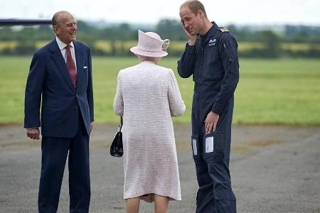 Prinz William 2016 im Gespräch mit seiner Großmutter Queen Elizabeth II. und seinem Großvater Prinz Philip, als diese die Ea... Prinz William 2016 im Gespräch mit seiner Großmutter Queen Elizabeth II. und seinem Großvater Prinz Philip, als diese die Ea...