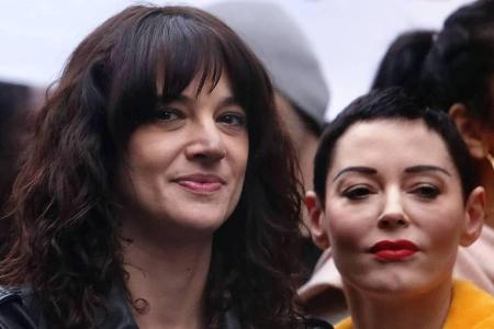 Im März 2018 gingen Asia Argento (l.) und Rose McGowan noch gemeinsam in Rom auf die Straße