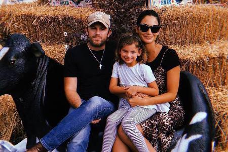 Familienzeit auf dem Rummelplatz: Caleb Followill und Lily Aldridge verbringen Zeit mit Tochter Dixie Pearl Familienzeit auf dem Rummelplatz: Caleb Followill und Lily Aldridge verbringen Zeit mit Tochter Dixie Pearl