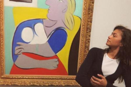 Zendaya ahmt die Frau auf dem Picasso-Bild nach Zendaya ahmt die Frau auf dem Picasso-Bild nach