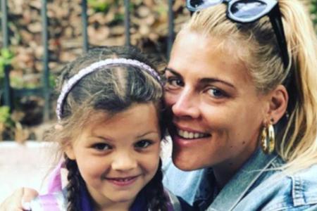 Busy Philipps hält ihre Tochter stolz im Arm Busy Philipps hält ihre Tochter stolz im Arm