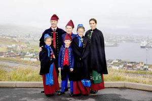 Die dänische Königsfamilie legt einen traditionellen Auftritt hin