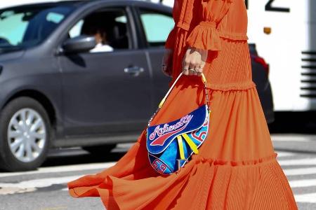 Auch Streetstyle-Ikone Veronika Heilbrunner hat die neue, alte Dior-Tasche wiederentdeckt