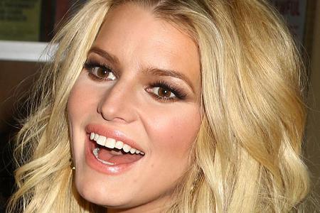 Jessica Simpson hat auf einem Festival ein Überraschungskonzert gegeben Jessica Simpson hat auf einem Festival ein Überraschungskonzert gegeben