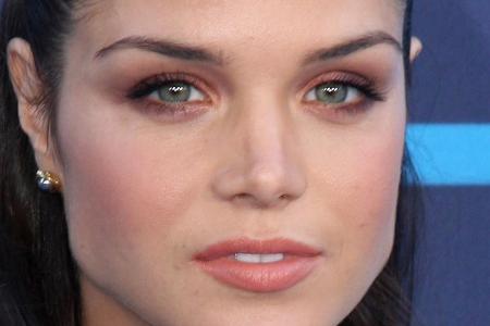 Marie Avgeropoulos spielt in der Serie Marie Avgeropoulos spielt in der Serie