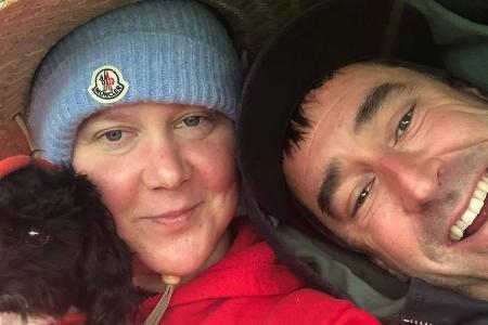Amy Schumer mit Ehemann Chris Fischer und Hundedame Tati an ihrer Seite Amy Schumer mit Ehemann Chris Fischer und Hundedame Tati an ihrer Seite