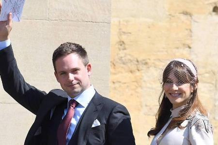 Patrick J. Adams und Troian Bellisario bei der Royal Wedding im Mai