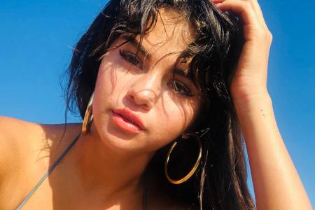 Selena Gomez zeigt sich ihren Fans im Bikini Selena Gomez zeigt sich ihren Fans im Bikini