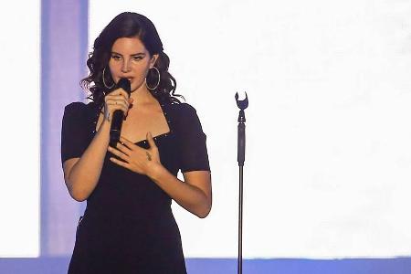 Lana Del Rey muss sich für ihre Teilnahme am Meteor-Festival rechtfertigen