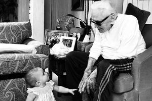 Seltenes Foto von Kirk Douglas und seiner Urenkelin