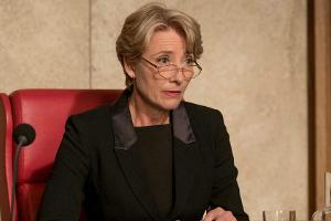 "Kindeswohl": Fionn Whitehead bringt Emma Thompson aus dem Konzept