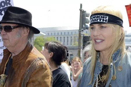 Neil Young und Daryl Hannah am Anfang ihrer Beziehung auf einer Demo