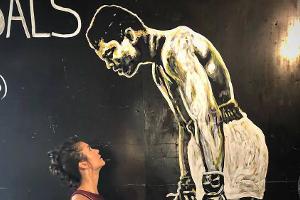 Nina Dobrev schaut dem legendären Boxer Muhammad Ali in die Augen