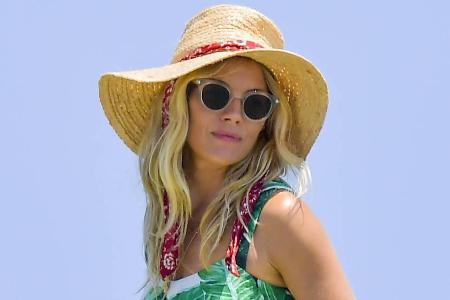 Ob Sienna Miller bei ihrem Strand-Ausflug ein Hydrating-Spray in ihrer Tasche hatte?