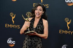 Nach Brustkrebs-OP: Julia Louis-Dreyfus ist zurück am "Veep"-Set