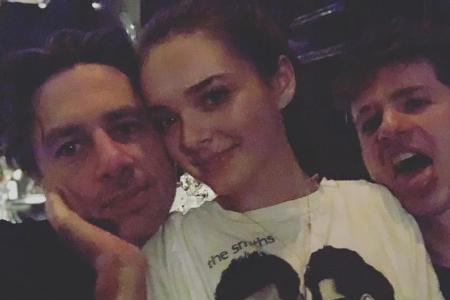 Zach Braff mit Charlotte Lawrence und Charlie Puth Zach Braff mit Charlotte Lawrence und Charlie Puth