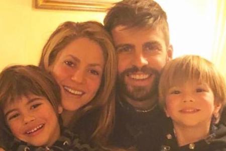 Shakira und Gerard Piqué mit den beiden gemeinsamen Söhnen Milan (l.) und Sasha Shakira und Gerard Piqué mit den beiden gemeinsamen Söhnen Milan (l.) und Sasha