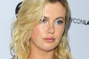 Ireland Baldwin: Ist ihre Hose zu sexy für Weihnachten?