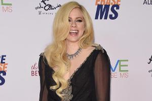 Avril Lavigne: Nackte Werbung für ihr Comeback-Album