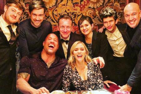 Lachen, essen, trinken: The Rock und Emily Blunt lassen es sich gut gehen. Lachen, essen, trinken: The Rock und Emily Blunt lassen es sich gut gehen.