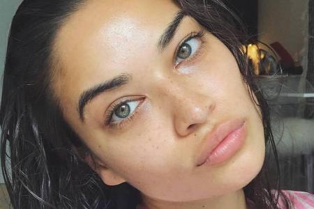 Am frühen Morgen ist Shanina Shaik offenbar nicht gerade gut gelaunt Am frühen Morgen ist Shanina Shaik offenbar nicht gerade gut gelaunt