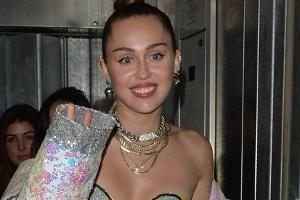 Miley Cyrus kifft wieder - mit ihrer Mutter