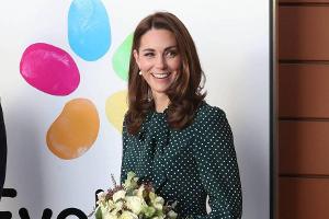 Herzogin Kate im dunkelgrünen Pünktchenkleid
