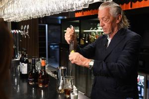 Gerollt, nicht gepresst: Tricks von Barkeeper-Legende Charles Schumann