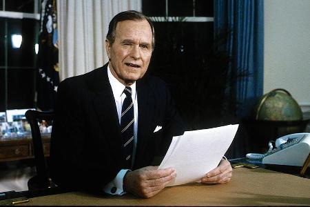 George H. W. Bush während seiner Amtszeit als 41. Präsident der Vereinigten Staaten George H. W. Bush während seiner Amtszeit als 41. Präsident der Vereinigten Staaten