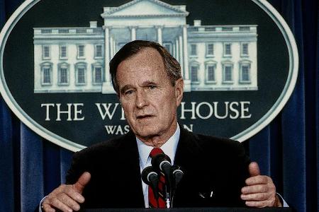 George H. W. Bush auf einer Pressekonferenz während seiner Amtszeit im Weißen Haus