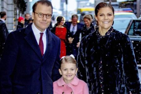 Prinz Daniel, Prinzessin Estelle und Kronprinzessin Victoria auf dem Weg zum Familientreffen - im Hintergrund Prinzessin Sof...