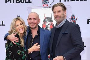 John Travolta stiehlt Pitbull fast die Show