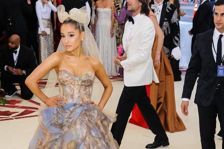 Ariana Grande ist noch immer für ihren Ex-Verlobten Pete Davidson da Ariana Grande ist noch immer für ihren Ex-Verlobten Pete Davidson da
