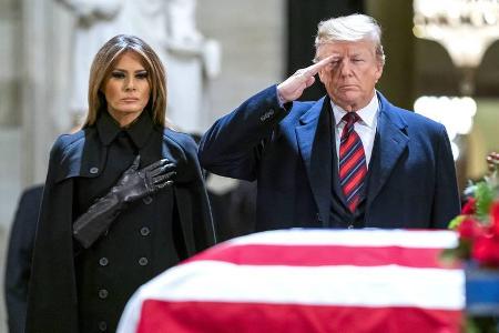 Präsident Trump und Ehefrau Melania am Sarg von Georg H. W. Bush