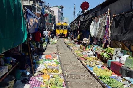 Nächster Halt: Mae Klong Markt! Eine Station der etwas anderen Art